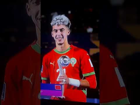 لحضة تتويج الزبيري ياسر بأحسن هداف المبارات كاس العالم لشباب2025