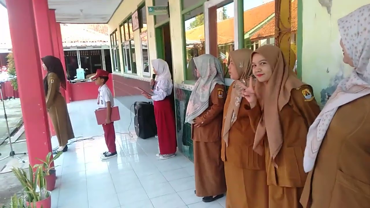 Upacara pengibaran bendera merah putih di SD Negeri 1 Sumurkondang tanggal 28 Juni 2025