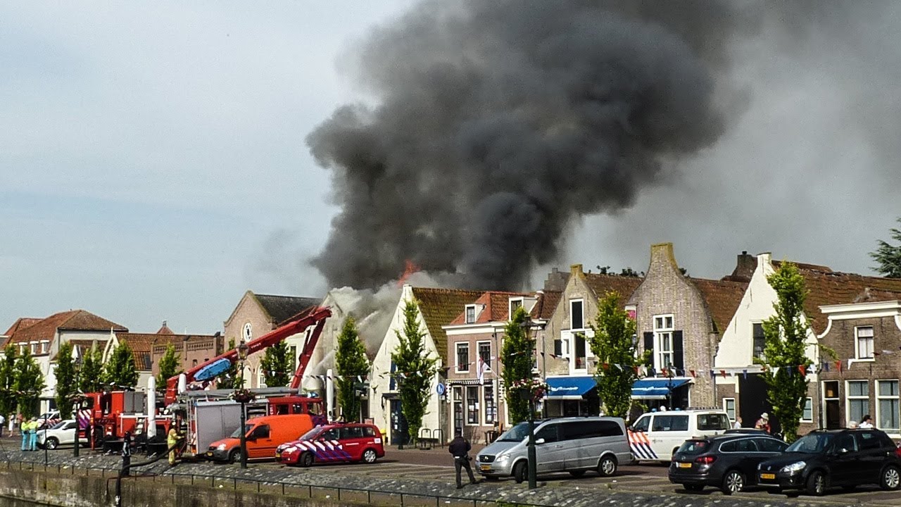 Zeer grote uitslaande brand Turfkade Brielle