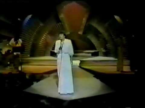 HELEN REDDY LIVE! - MEDLEY: LEAVE ME ALONE, I DON'...