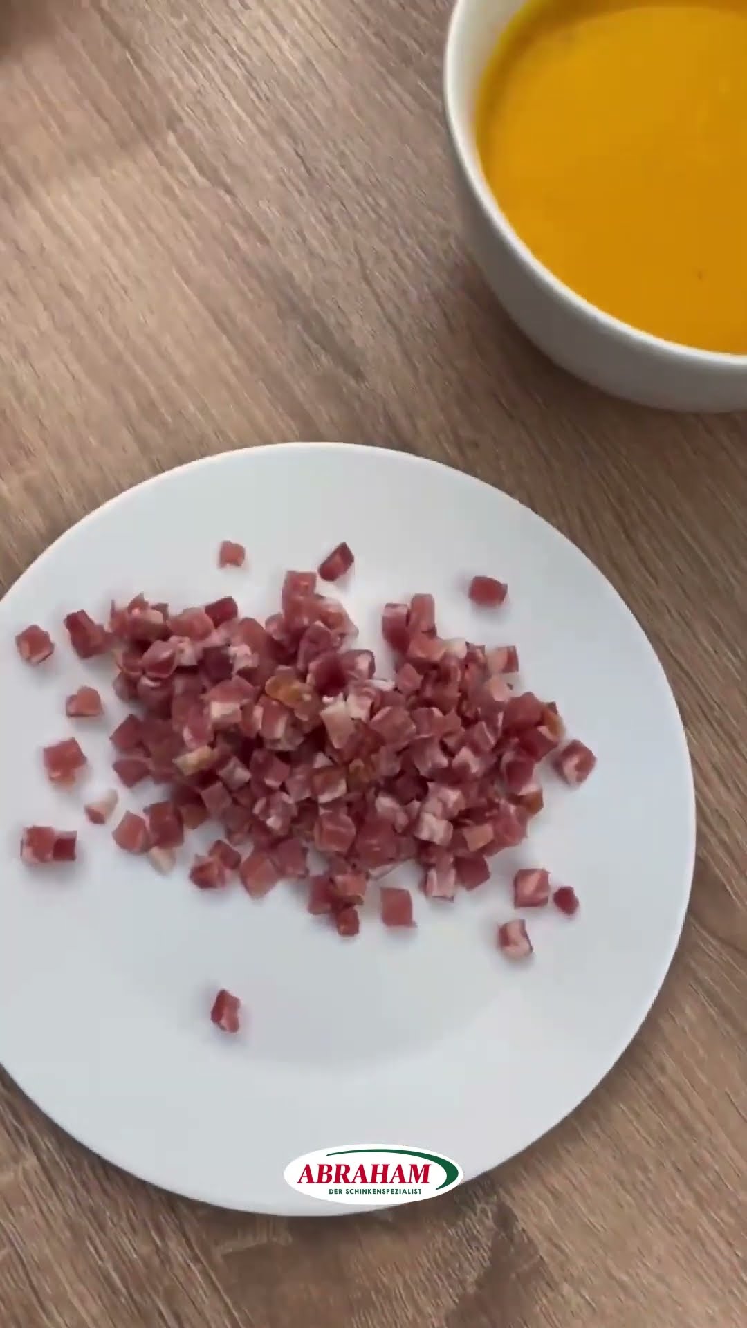 Einfach kochen: Kürbissuppe mit krossen Abraham Schinkenwürfeln - YouTube