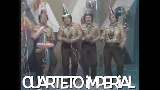 La grillita, palmeras, por un maní.