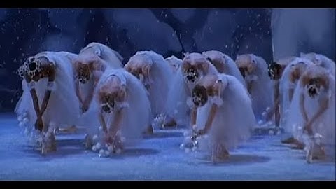 Waltz of the Snow Flakes in George Balanchine´s "The Nutcracker "- The NYC Ballet
