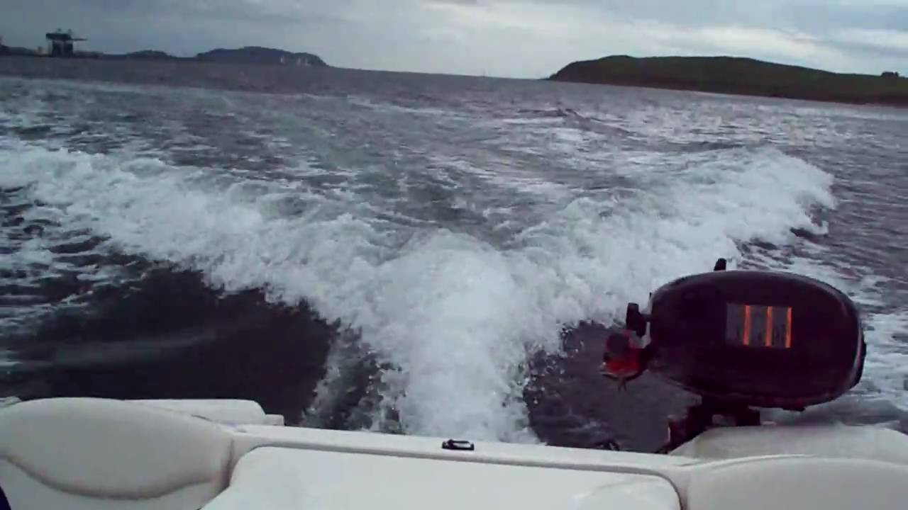 small boat bayliner wake footage, making big waves while