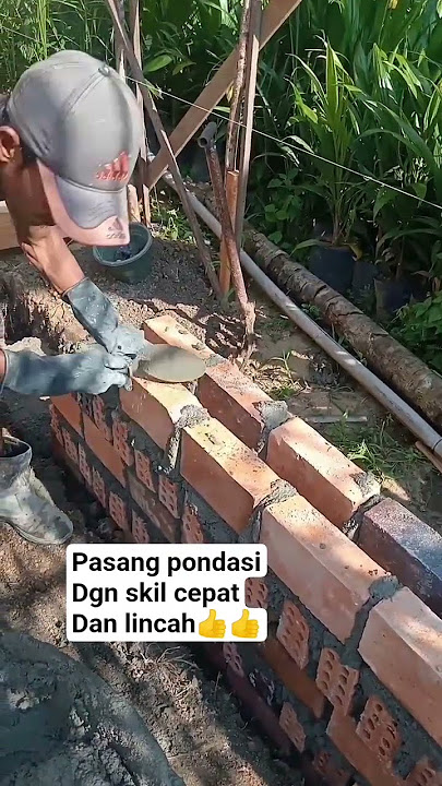tukang ini sangat lincah sekali pasang bata nya👍👍👍