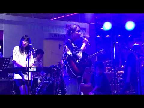 แค่ได้เป็นคนสุดท้ายที่เธอคิดถึง (Cover) - เอิ๊ต ภัทรวี Live @ MBK Center