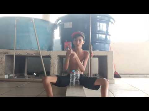 Desafio dá garafa com xixi (water botle challenge)