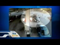 Mãe corre para tirar o filho do carro segundos antes de uma explosão a um posto de gasolina