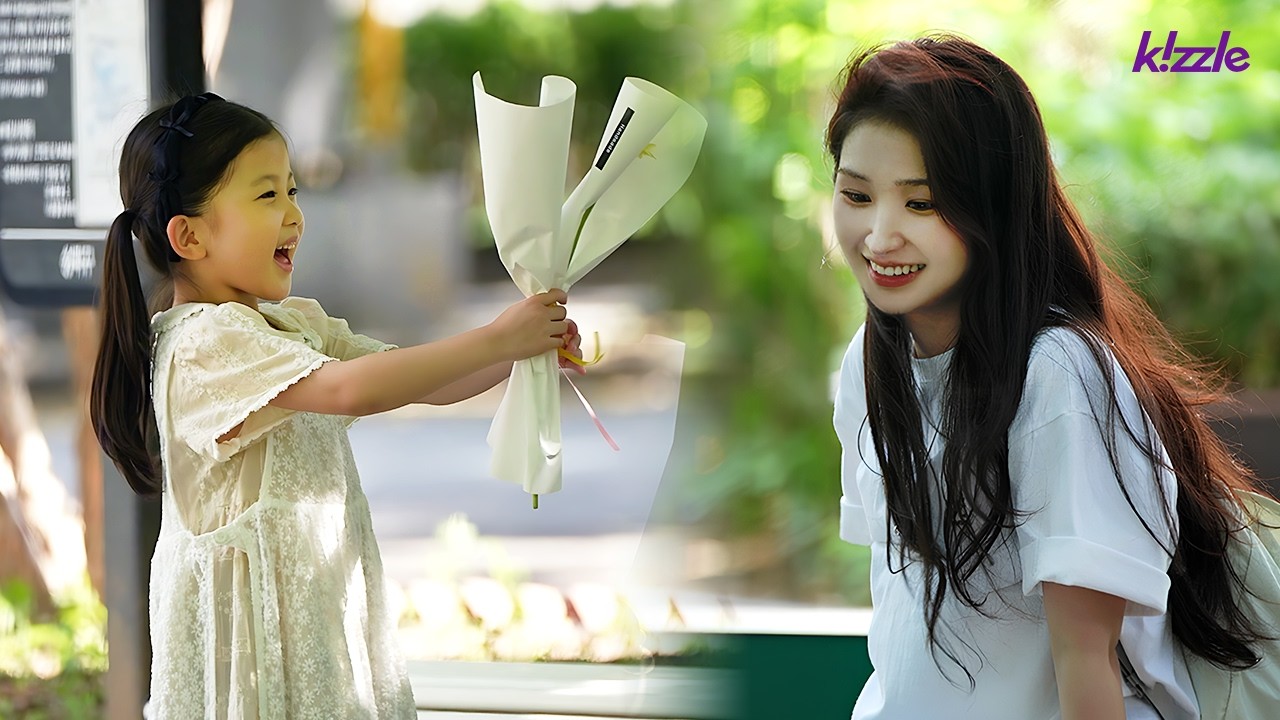 귀여운 여자 아이에게 꽃 선물을 받은 임산부의 반응