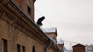 Как в Москве чистят крышу от снега и наледи