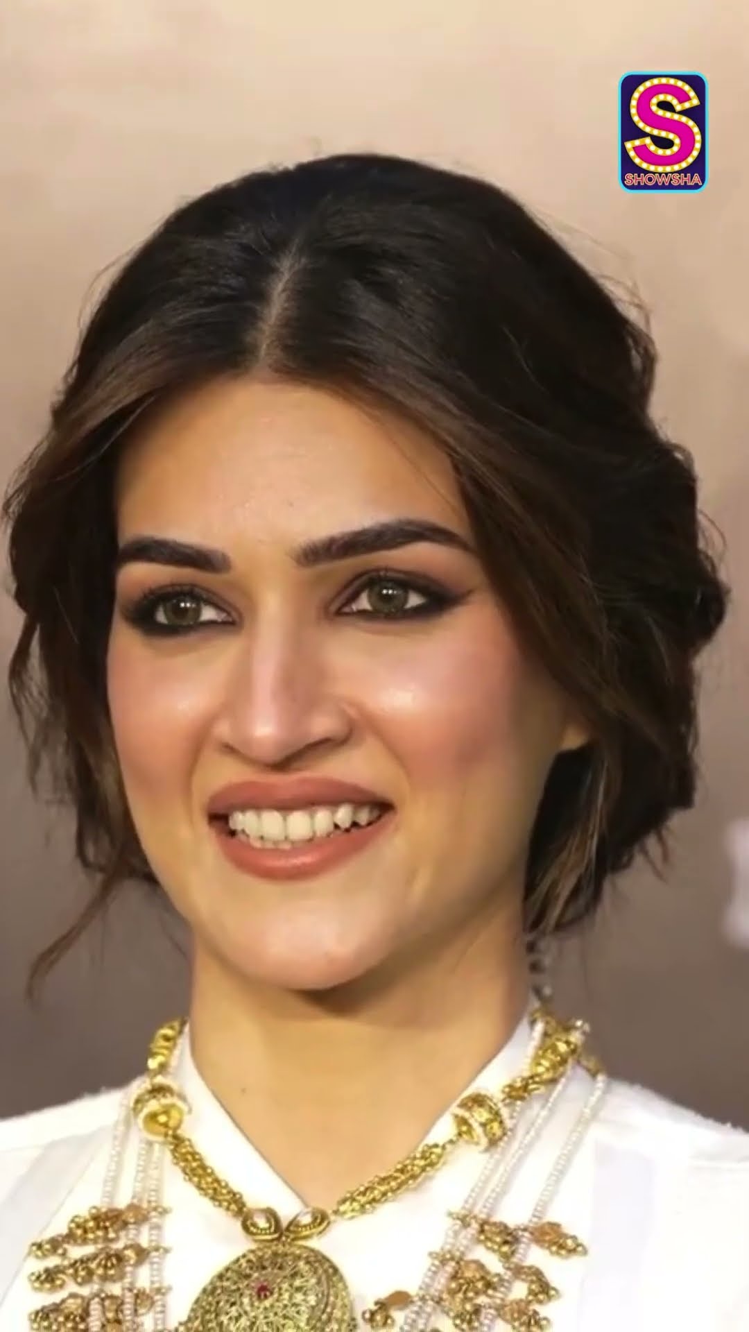 Kriti Sanon Looks Elegant In Indo-Western Fusion Outfit With Gold Jewelry At IIFA 2025 | N18S