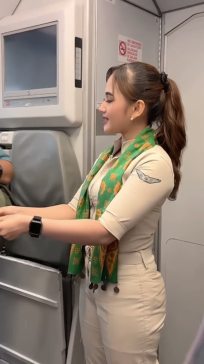Pramugari lion air merapikan bagasi penumpang #beautiful #love #beauty #travel #bollywood