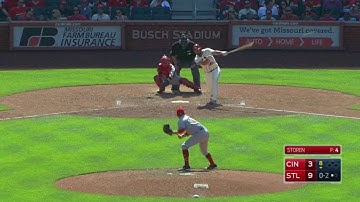 CIN@STL: Wainwright singles as a pinch-hitter