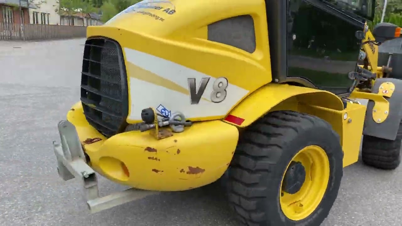 Hjullastare YANMAR V8 med många redskap