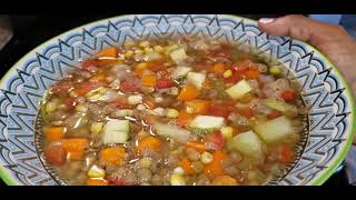 Sopa de lentejas con verduras sin nada de grasa.