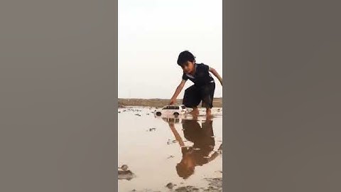 Este carro quedo atrapado en el barro mira como hizo el dueño para sacarlo