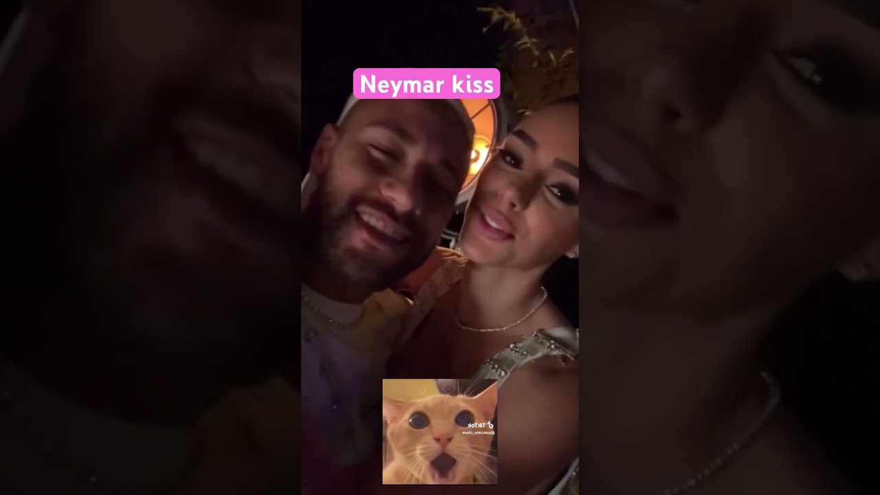 Neymar kisses girl friend 