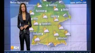 Andrea Kempter moderiert das Wetter in einer schwarzen Lederhose 7