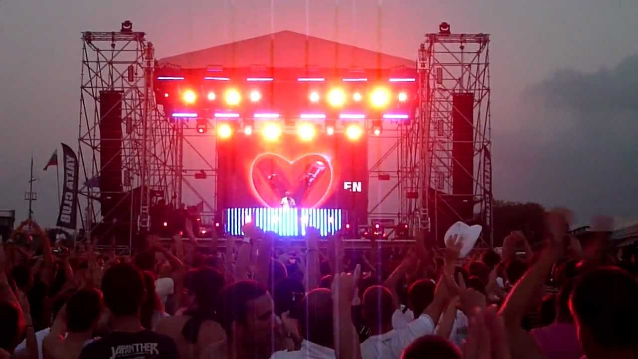Armin van Buuren @ Cacao Beach 2010 ( John O'Callaghan vs Neptune Project - Rhea )