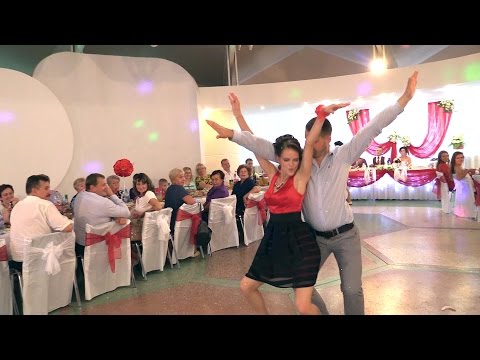 Свидетельница зажигает в свадебном конкурсе
