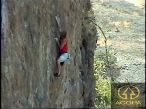 John Bachar escalando en solo en la Hidro
