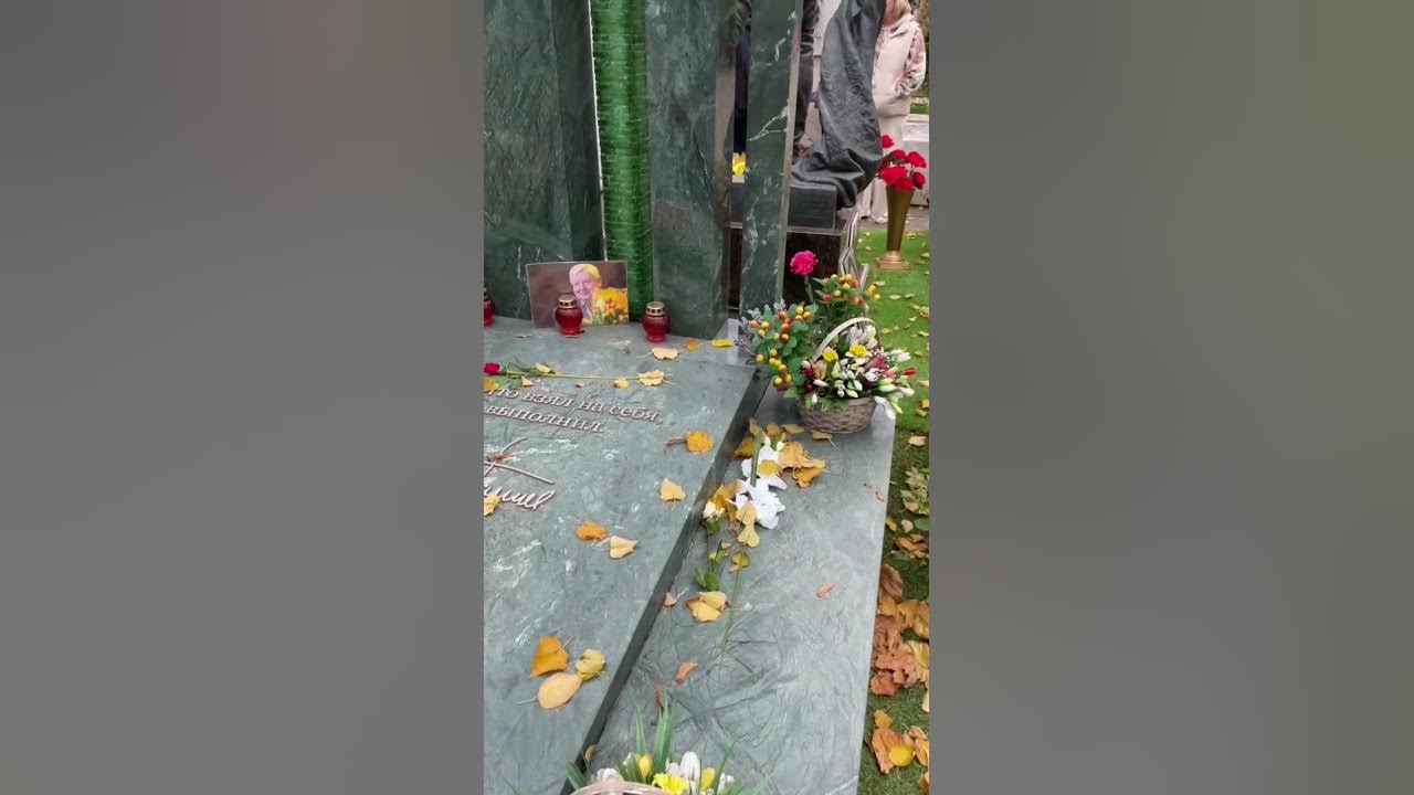 Могила олега табакова на новодевичьем кладбище фото На Новодевичьем кладбище открыли памятник Табакову РИА Новости, 27.09.2021