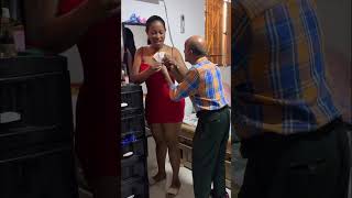 Cuando te duele todo hasta que ves los billetes 🤣💵 #shorts #humor #parejas #comedia #fyp