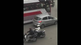 Lái xe đánh nhau tại quảng trường Nhà Hát lớn vì va chạm