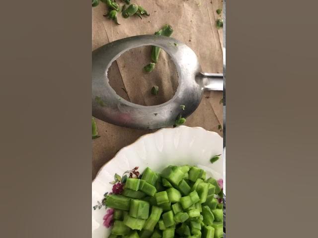 How to Clean Nopales - Como Limpiar Nopales {Video}