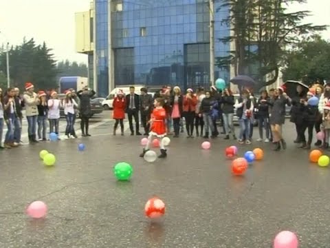 ზუგდიდის განვითარების ცენტრის ინიციატივით დღეს ზუგდიდში საახალწლო კარნავალი გაიმართა.