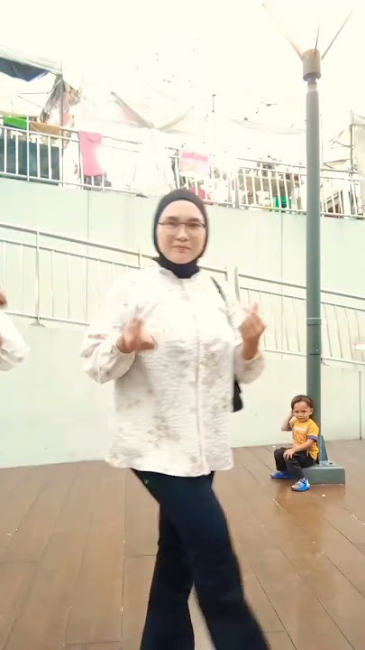 dedenya lagi gak emood😓.    #foryou #jogetseru #joged #joget #dance