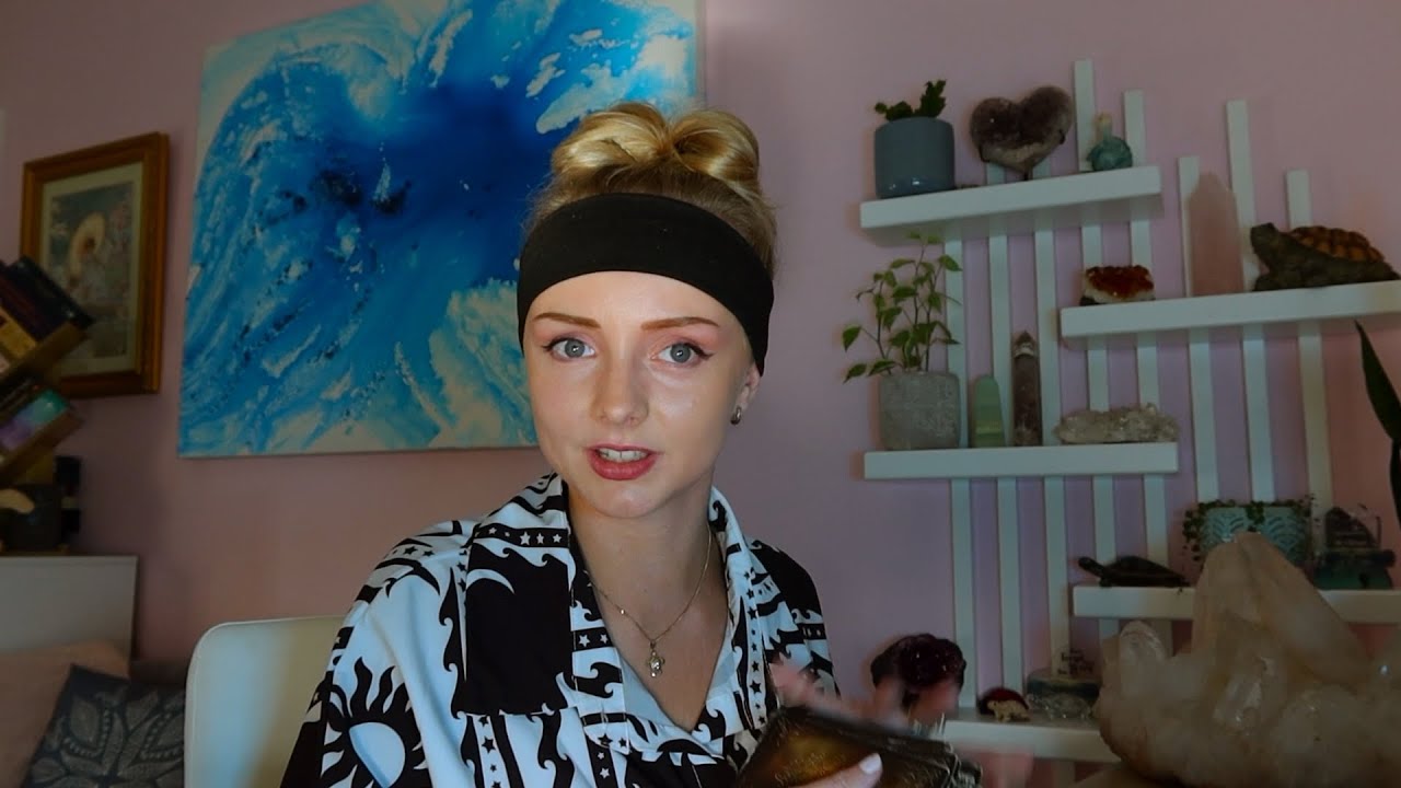 Кто-то скрывает глубокие чувства к вам.