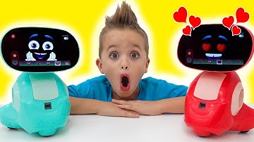 Vlad y Niki juegan con Miko - Robot de juguete inteligente para niños