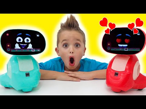Vlad y Niki juegan con Miko - Robot de juguete inteligente para niños