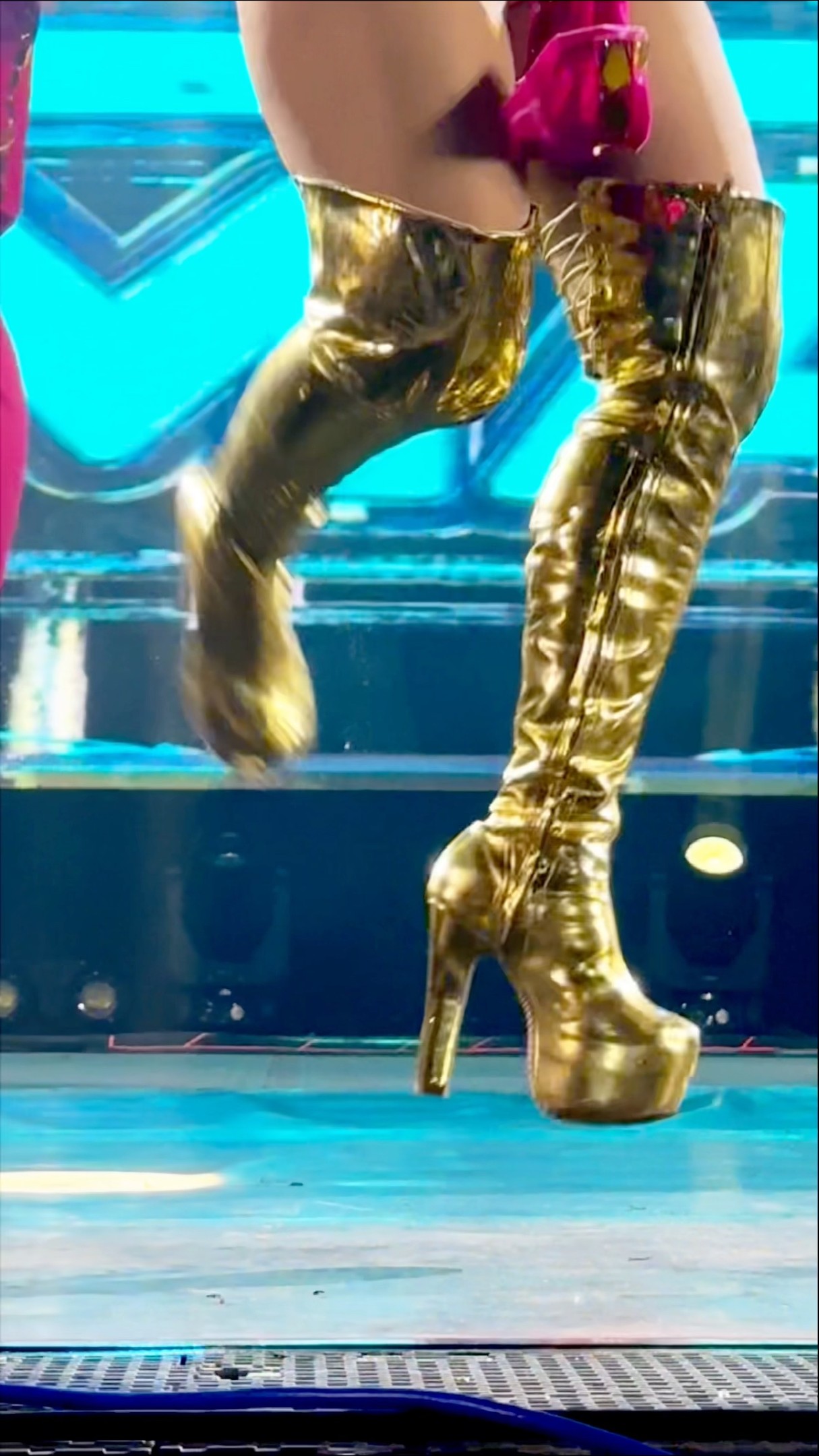 Joelma quase voando com suas botas