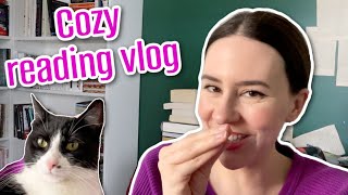 Cozy weekend reading vlog with the cats!