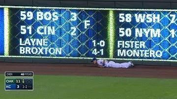 OAK@KC: Aoki leaps at the wall to rob Vogt of a hit