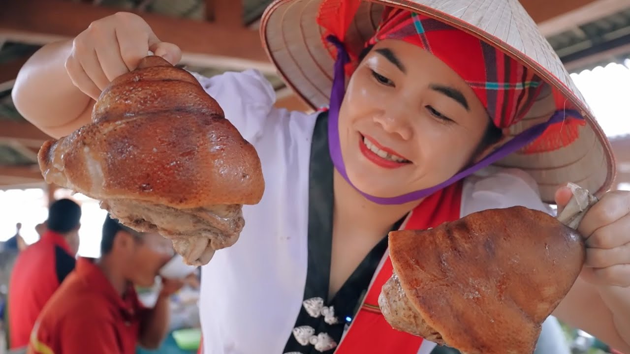 GẶP GỠ BÀ CỤ 92 TUỔI Ở CHỢ SÍN CHÉNG MỜI CÁC BÀ ĂN ĐẠI TIỆC GÀ ĐEN CHÂN GIÒ | TUYÊN XINH GÁI