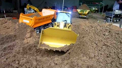 AWESOME !!! RC CATERPILLAR 963B ALMOST BURIED BY RC DUMPTRUCK AT THE CONSTRUCTION SITE - SCALEART