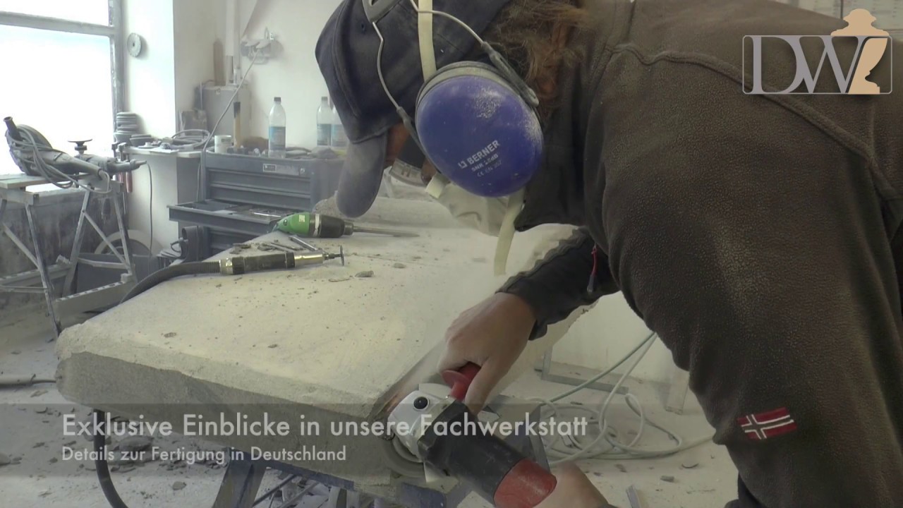 Granitgrabstein "Voltaire" - mit Schriftrollenmotiv - Exklusiv von Stilvolle-Grabsteine.de