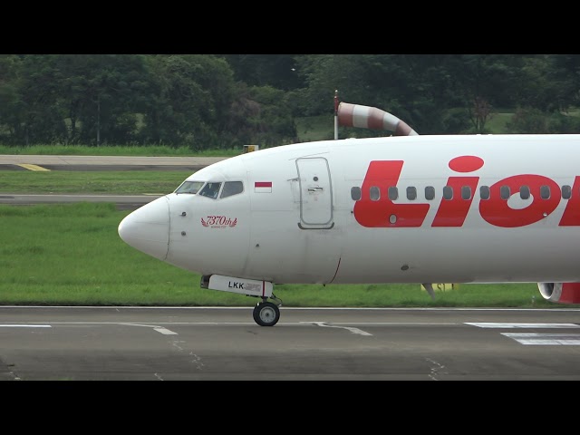 Gemuruh Suara Pesawat Boeing 737 dari dekat saat take off di bandara Soekarno-Hatta Jakarta 2021 class=