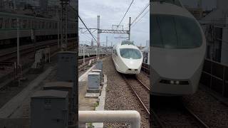 VSE50000形50001編成が警笛を鳴らしながら代々木上原駅1番線を通過するシーン　2023.5.28.11:45