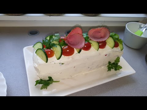 Kokeile hauskaa mini-sandwich -voileipäkakkua! Tässä ohjeessa leipäviipaleet saavat herkullisen täyt. 