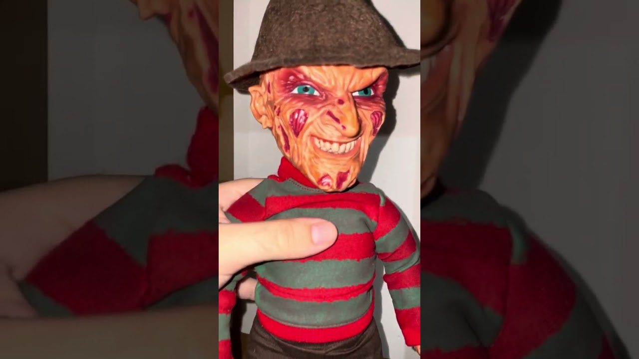 Freddy Krueger - Mezco Mega Scale (talking doll)