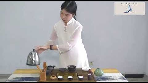 Bạch cô nương hướng dẫn tới quý vị cách pha trà cực nhanh và đơn giản tạo cho người dùng thích thú.