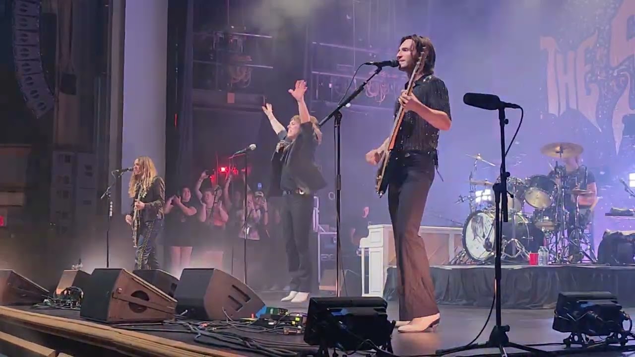 THE STRUTS - Put Your Hands Up - LIVE 