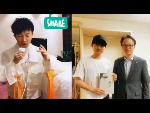 挖矿啦!震撼矿！周深跪在镜头面前唱音乐剧《think of me 》；周深与新华社中国名牌杂志社总编辑周志懿合影；周深和孙悦等人聚餐合影