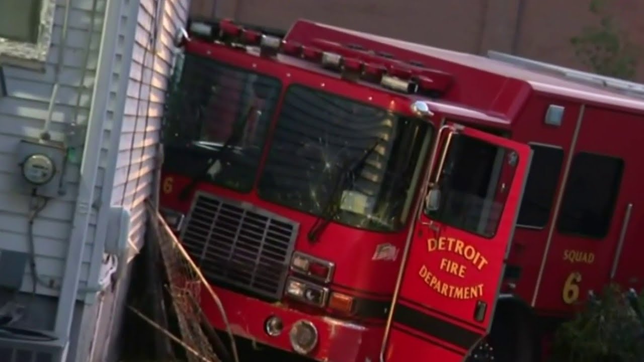 Detroit fire truck crashes into house - YouTube