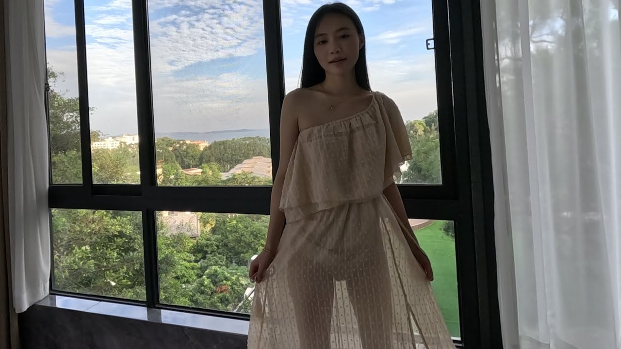 美美的可可展示我们proudfox设计的经典款哺乳裙带抽拉内衬功能