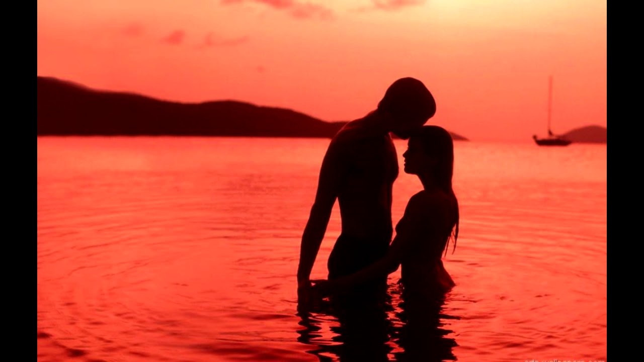 Пары купаются. Поцелуй на закате. Любовь на закате. Закат романтика. Море романтика.